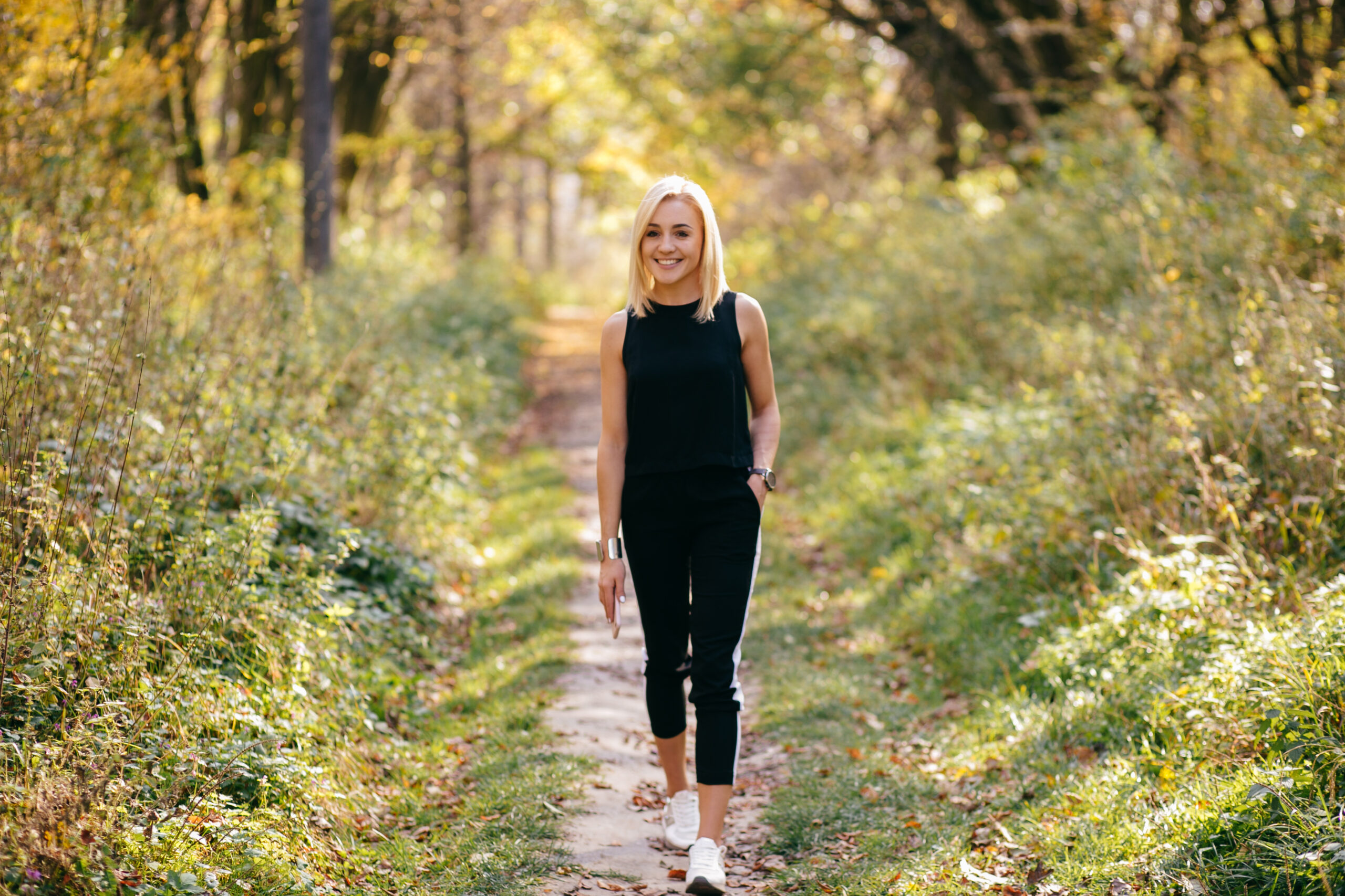 Mujer caminando en la naturaleza como parte de un estilo de vida saludable y sostenible inspirado en los principios de la Medicina Mayr.